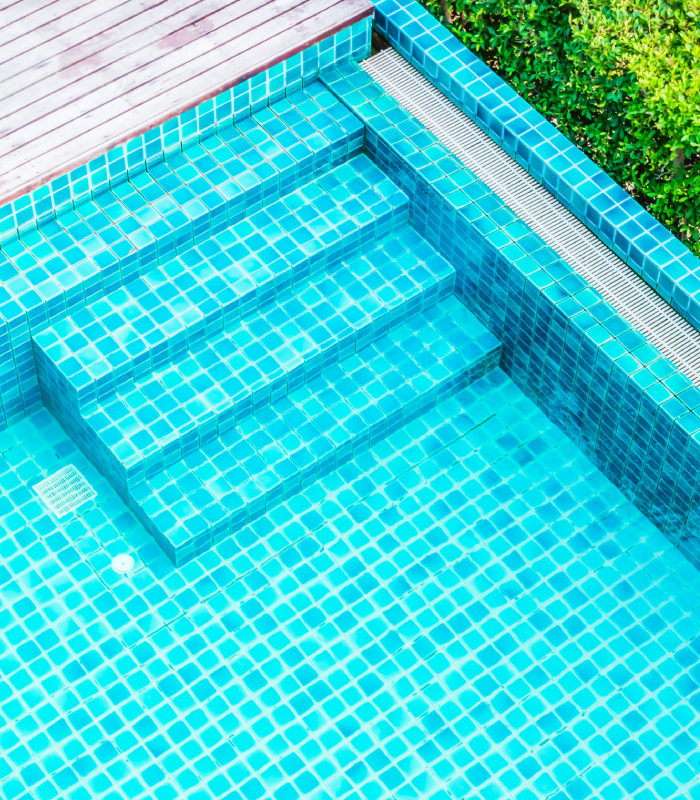 Réparation liner piscine et étanchéité du bassin Réparation liner piscine avec revêtement effet carrelage bleu turquoise et escalier immergé