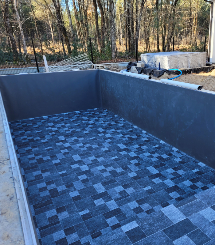 Réparation liner piscine et rénovation du revêtement Réparation liner piscine avec revêtement bleu foncé à motifs mosaïque